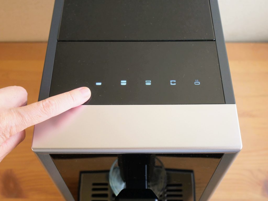 エスプレッソの抽出モードボタンを押す様子
