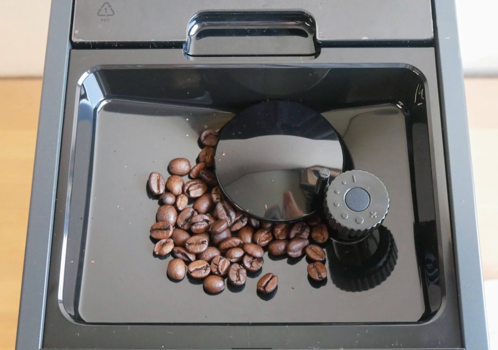 ホッパーにコーヒー豆を入れる様子