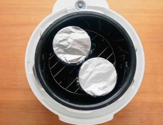 おうちシェフクッカーに耐熱容器を入れる様子