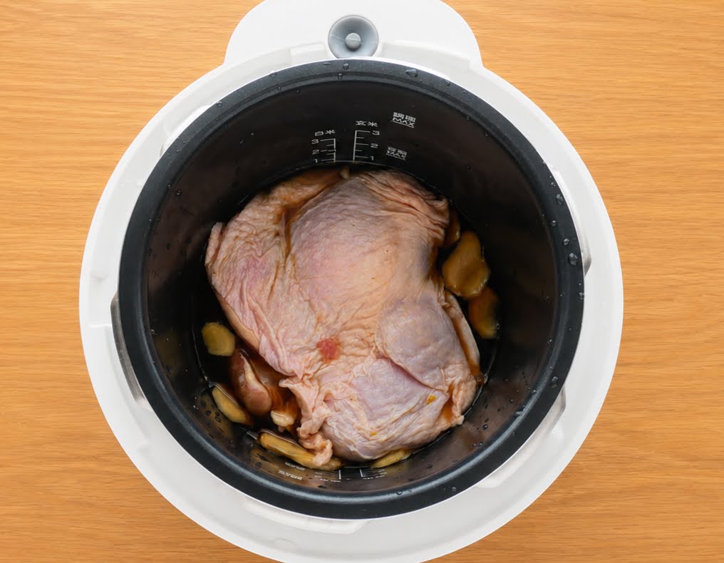 おうちシェフクッカーの内なべに、鶏の照り煮の材料を入れた様子
