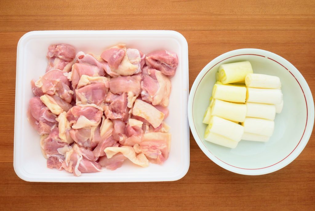 ひと口大に切った鶏もも肉と長ねぎ