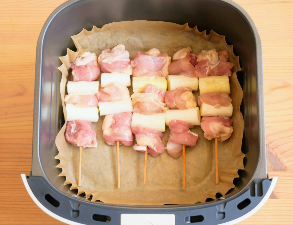バスケットに焼き鳥を入れる様子