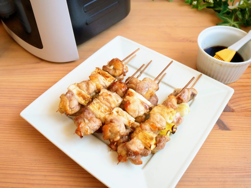 白い皿に盛られた焼き鳥2種