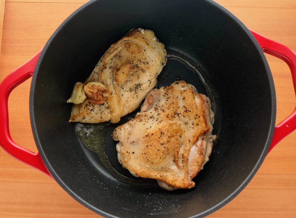 エアココット24㎝で鶏肉を焼く様子