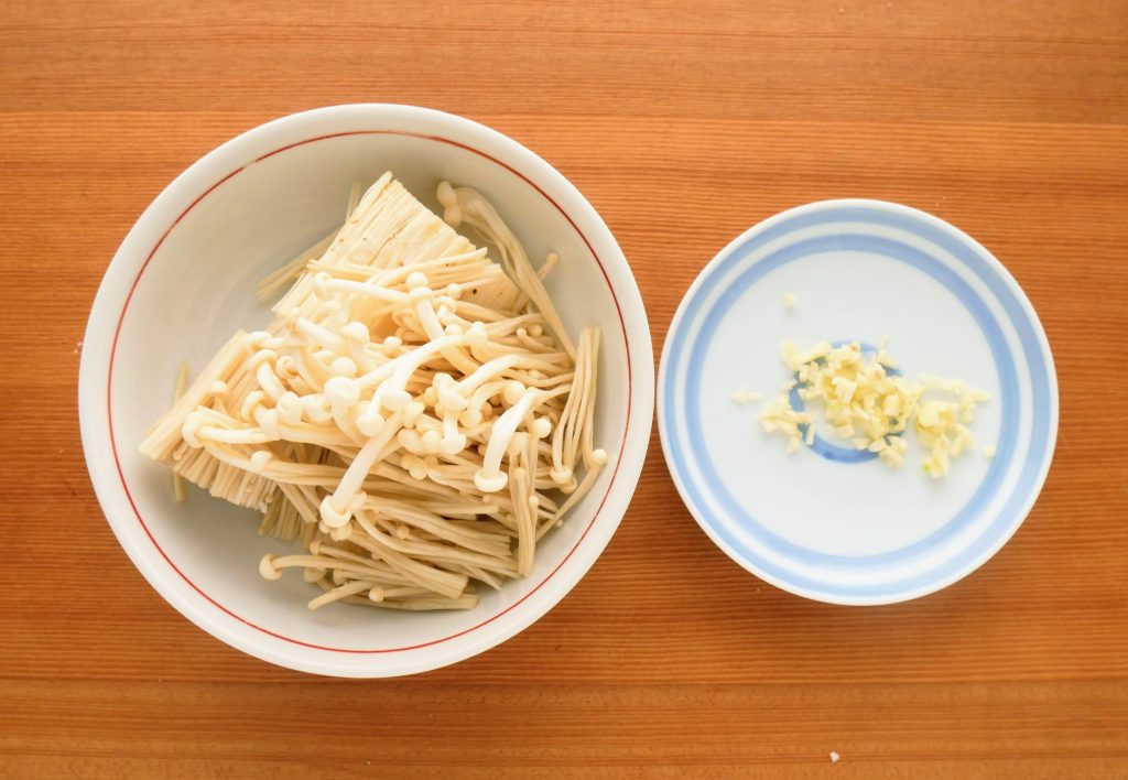 切ったえのきだけとにんにく