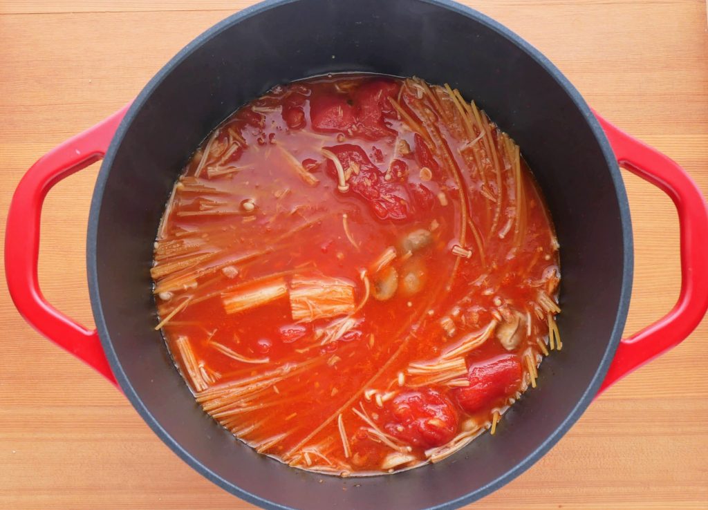パスタを加えて煮る様子