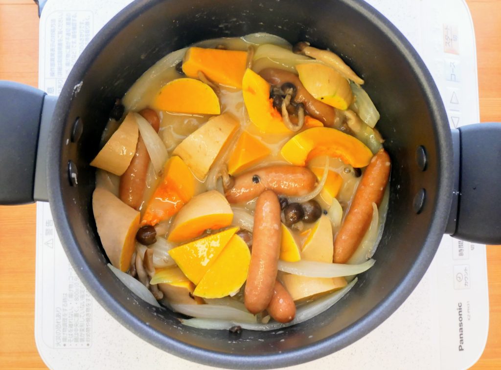 かぼちゃを加えて煮る様子