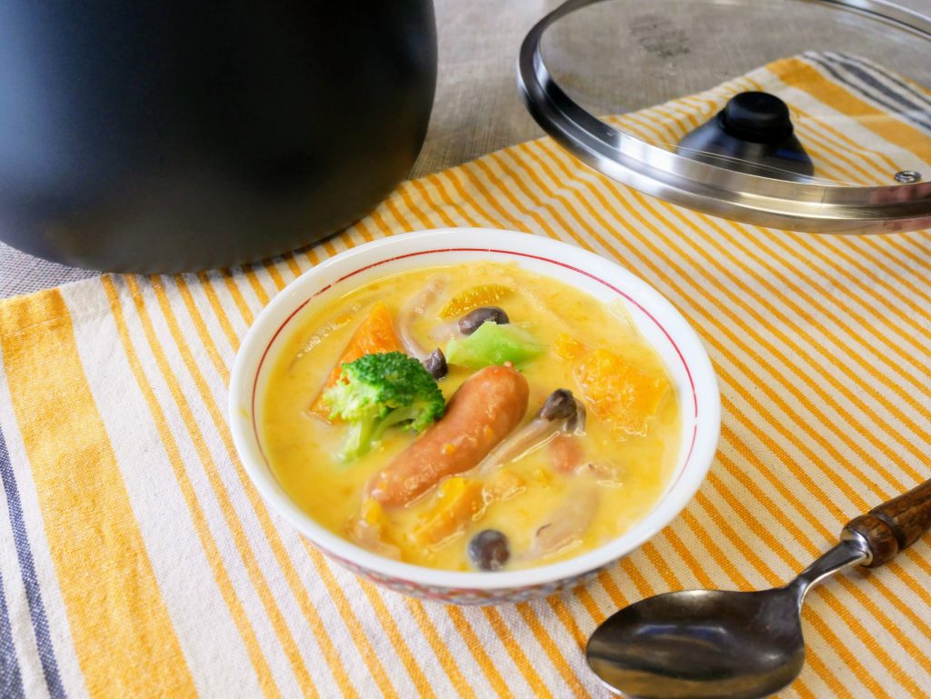白い器に入ったかぼちゃシチュー