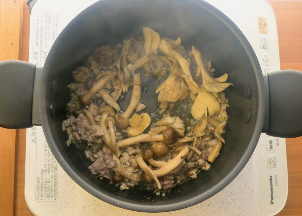 マイヤーの両手鍋できのこと豚ひき肉を炒める様子