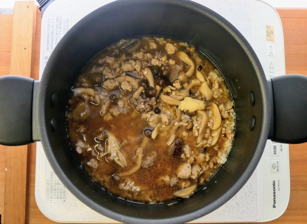 マイヤーの両手鍋に水を加える様子