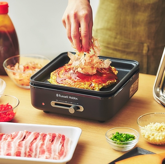 ラッセルホブスのキュービックホットプレートでお好み焼きを焼く様子