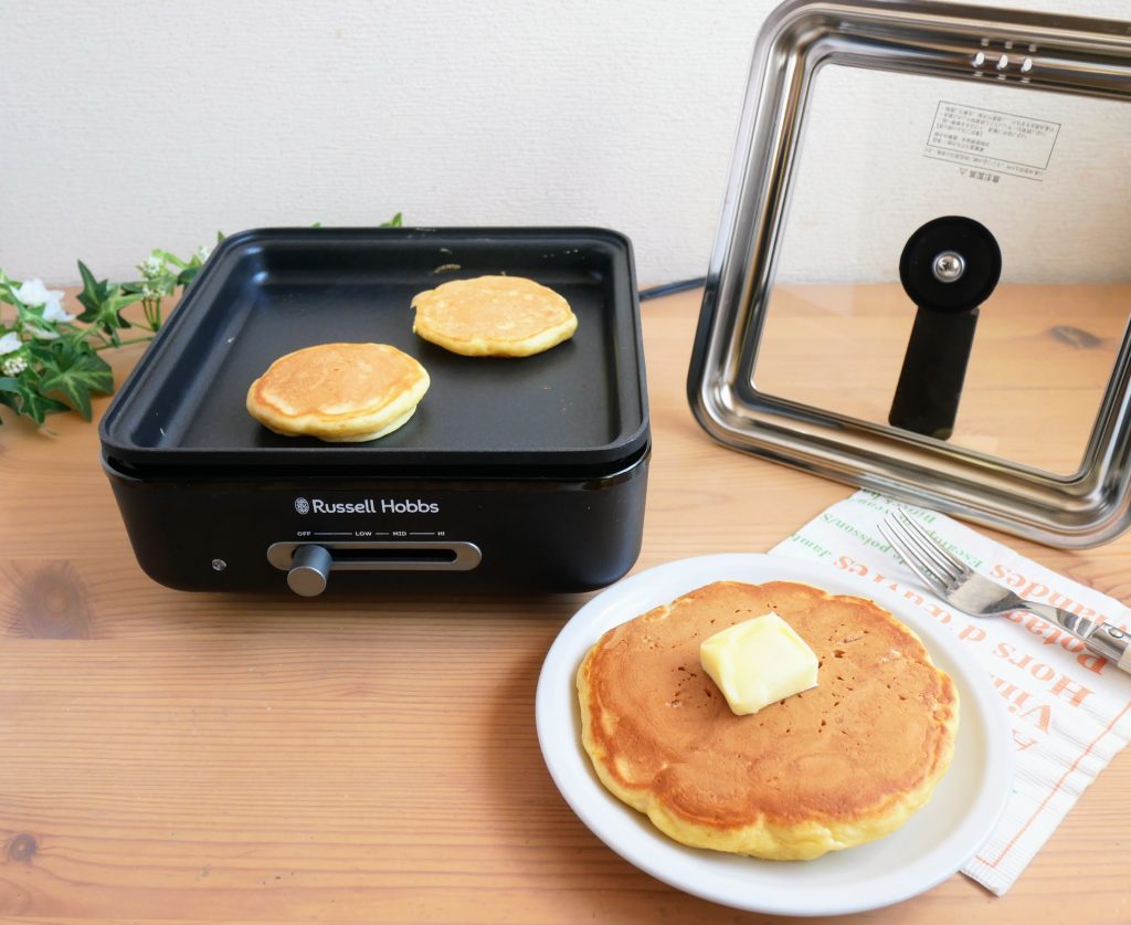 ラッセルホブスのキュービックホットプレートと皿に盛られたホットケーキ