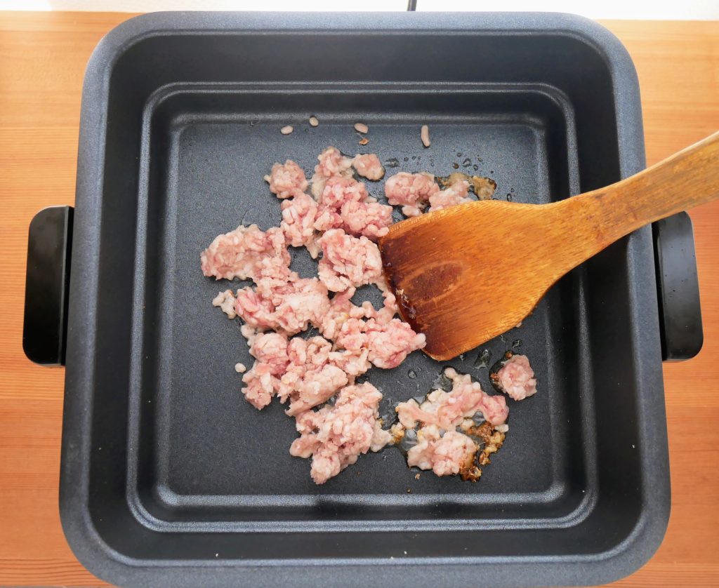 豚ひき肉を炒める様子