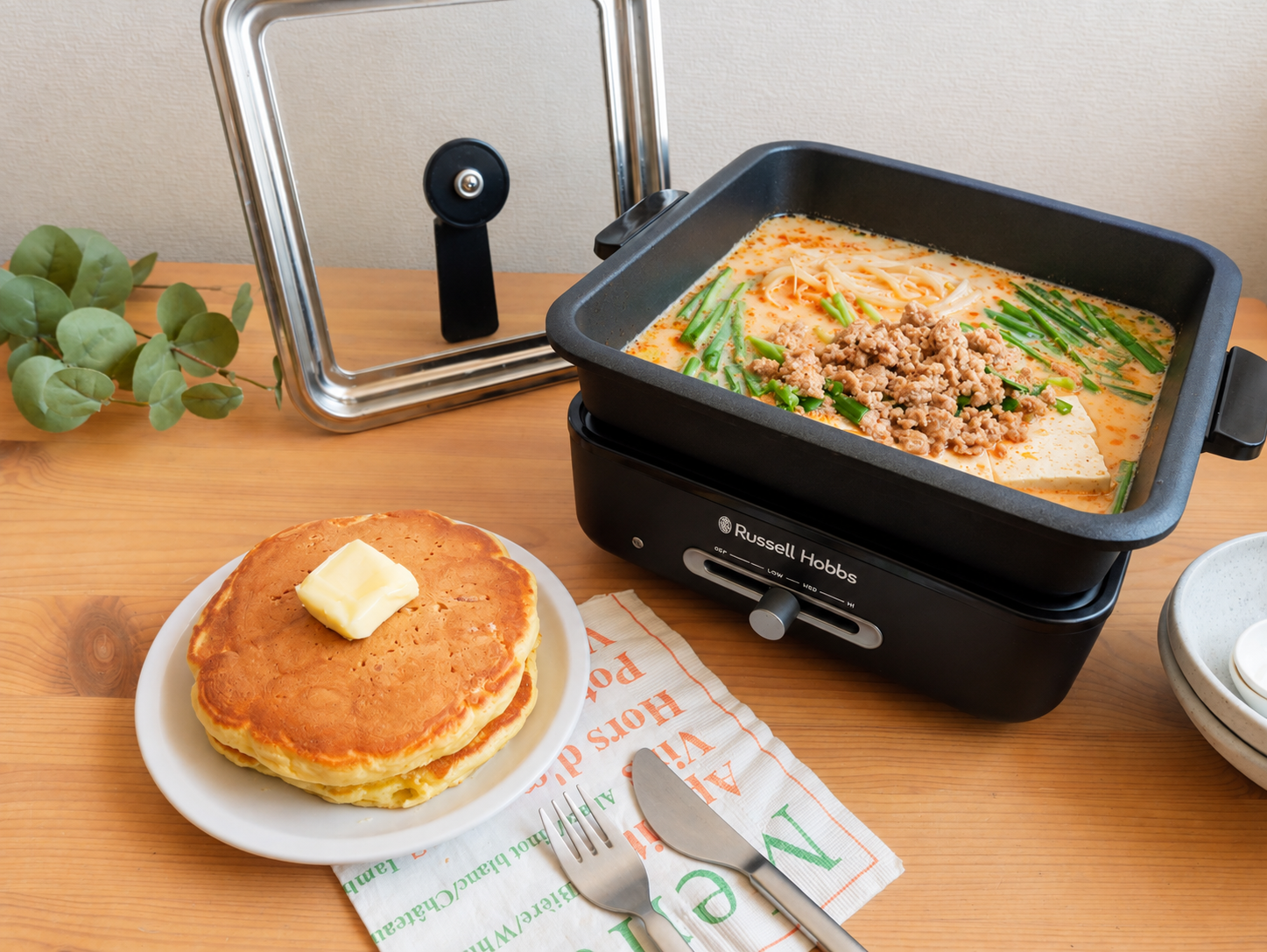 ラッセルホブスのキュービックホットプレートに入った担々鍋と、ホットケーキ
