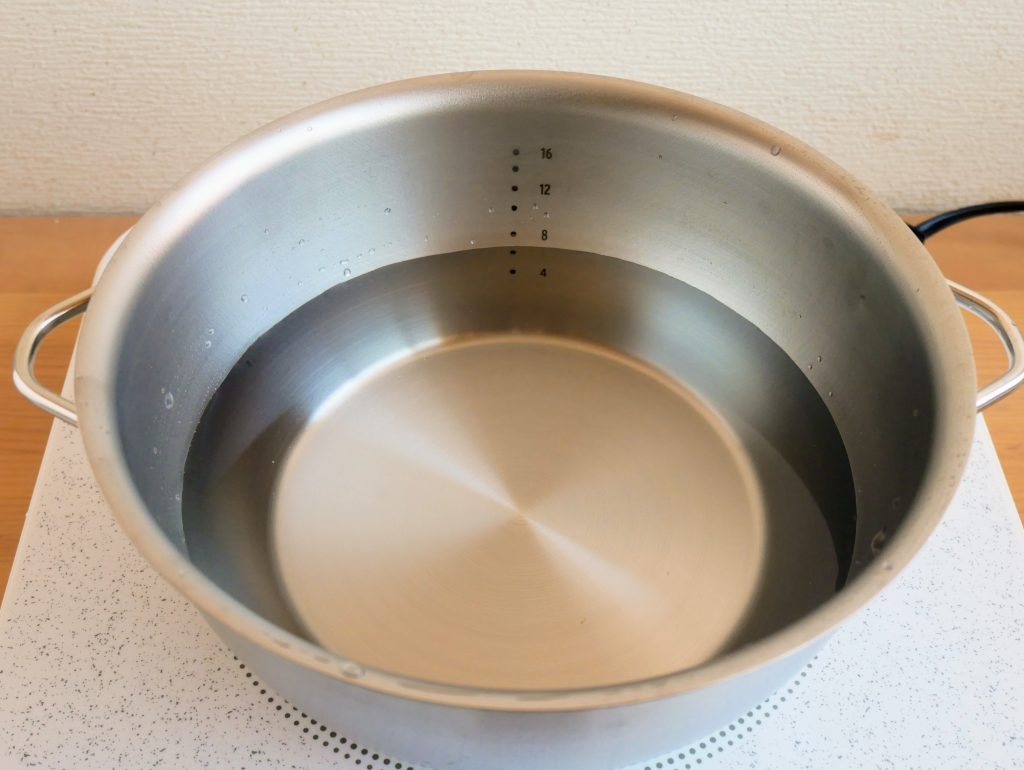 すっきり暮らす 火にかけられるボウルに水を入れる様子