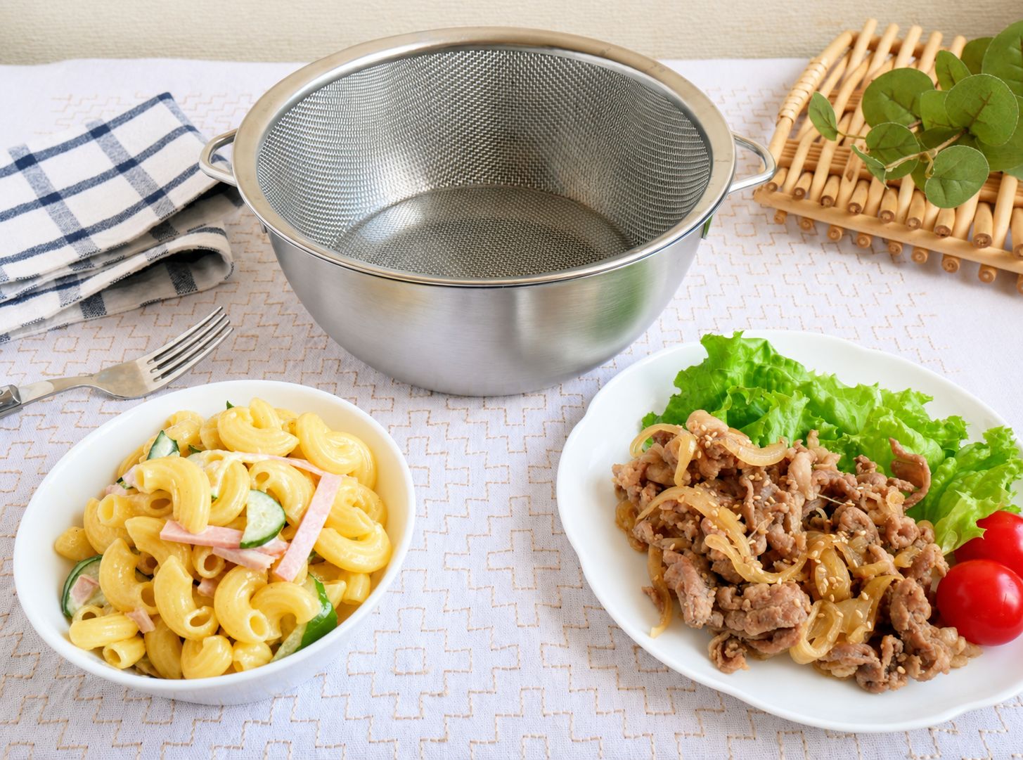 すっきり暮らす 火にかけられるボウル 20cm 深ざるセットと、マカロニサラダ、豚肉の甘辛炒め