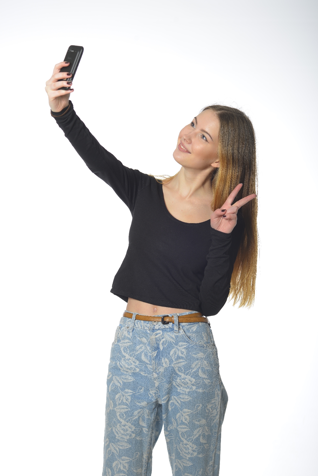スマホで服を撮影するだけで似た系統の服を表示するサービスが開始　NEC