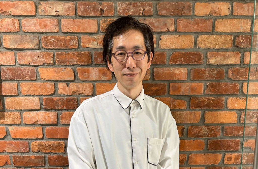 [執筆記事]パーキンソン病に襲われても舞台に立ち続けるコメディアンが見つけた「生き続けることの意味」