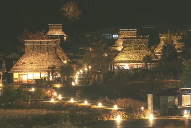 夜の美山かやぶきの里（写真提供：一般社団法人南丹市美山観光まちづくり協会）