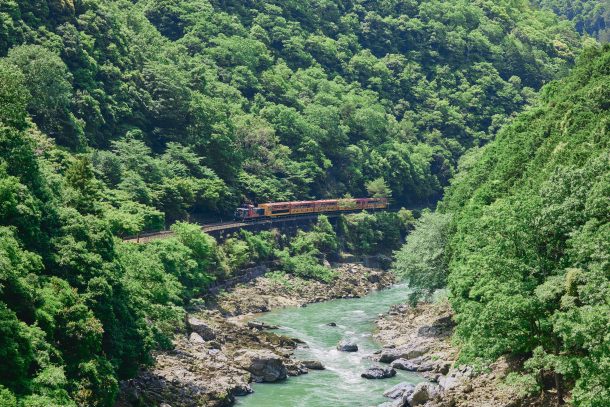 保津峡とトロッコ列車