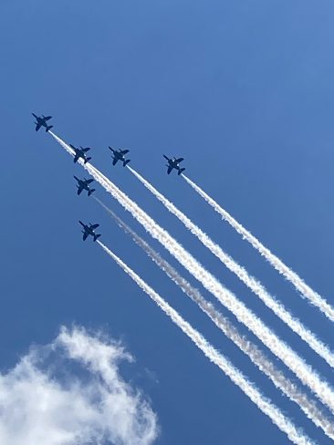 美しい軌道で飛ぶ6機