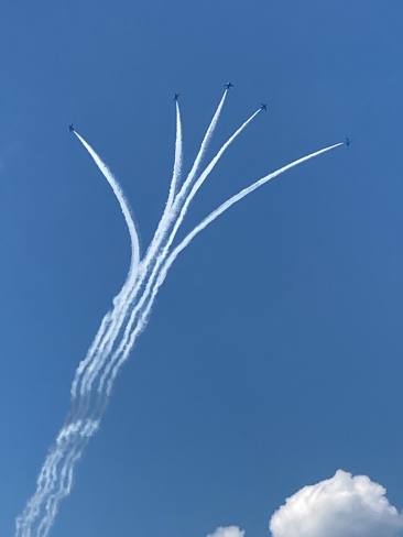 青空に映えるスモーク
