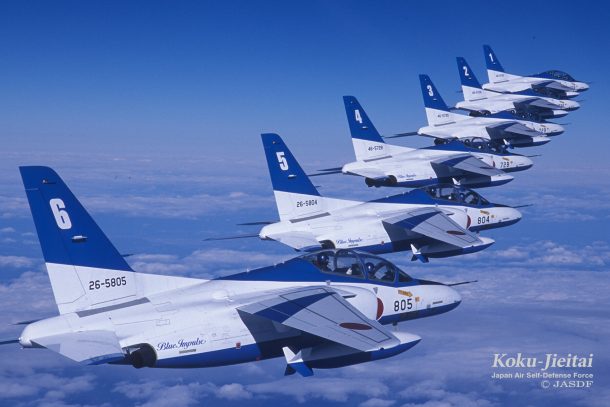 上空で横一列に並んだ機体