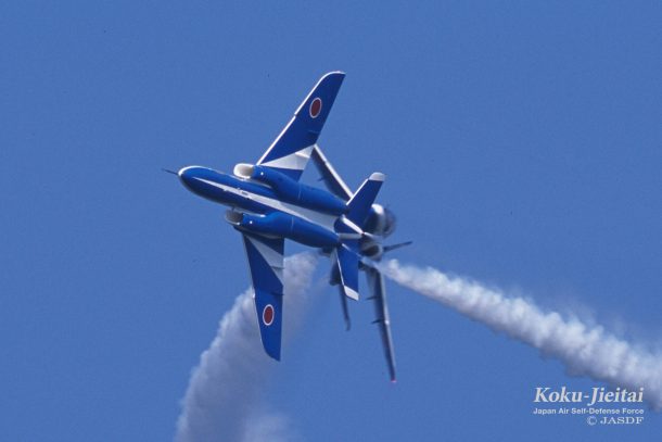 空中で軌道を変える機体