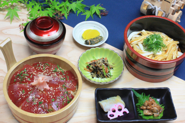 昼食の手こね寿司と伊勢神宮のセット御膳