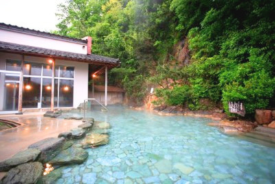 久美浜温泉 湯元館の100%源泉かけ流しの広々とした露天風呂