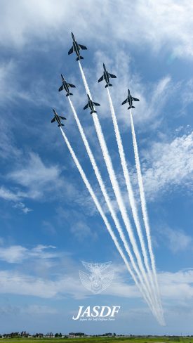 大空を飛行するブルーインパルス6機