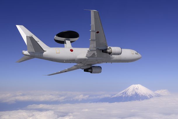 浜松基地に所属する大型円形レーダーを搭載したE-767早期警戒管制機(AWACS)