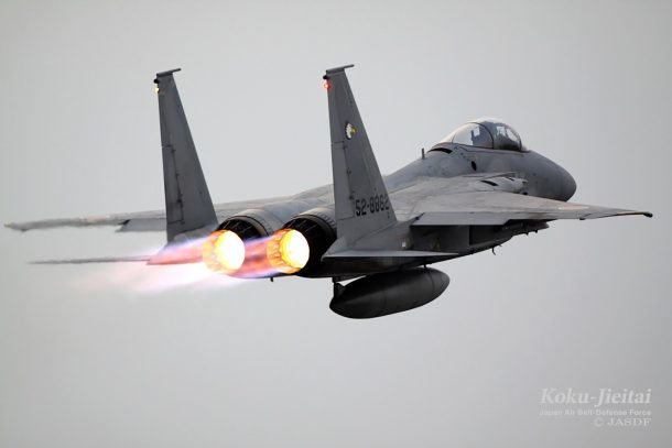 航空祭で迫力ある機動飛行を見せるF-15J主力戦闘機