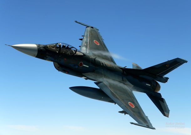 鮮やかな洋上迷彩が特徴的な航空自衛隊のF-2多用途支援戦闘機