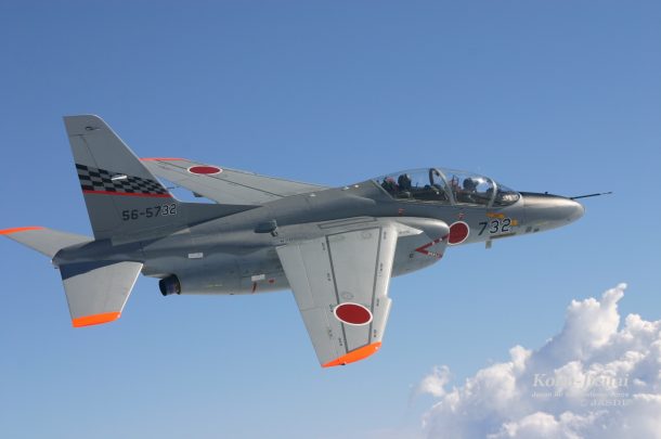 航空自衛隊浜松基地のT-4が青空を飛行する様子