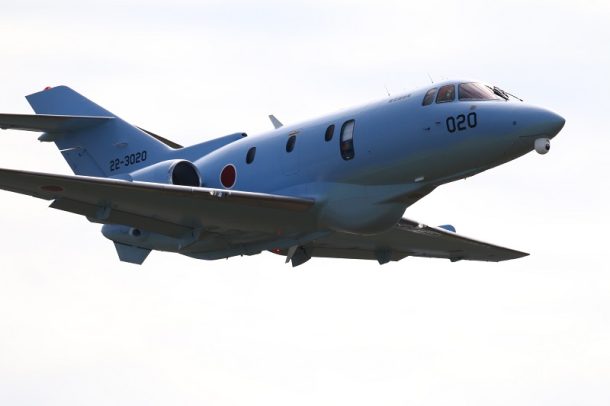 航空自衛隊の飛行点検機U-125が上空を飛行する様子