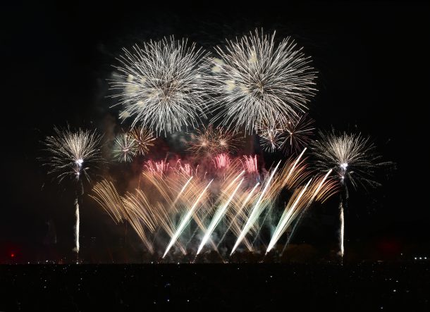 万博夜空がアートになる日で打ち上がる大輪の打ち上げ花火