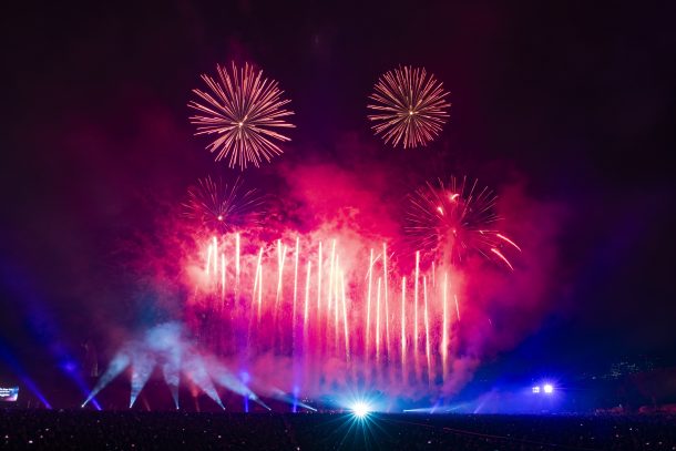 万博夜空がアートになる日2026で、夜空に赤い花火が埋め尽くす息を吞む迫力ある花火