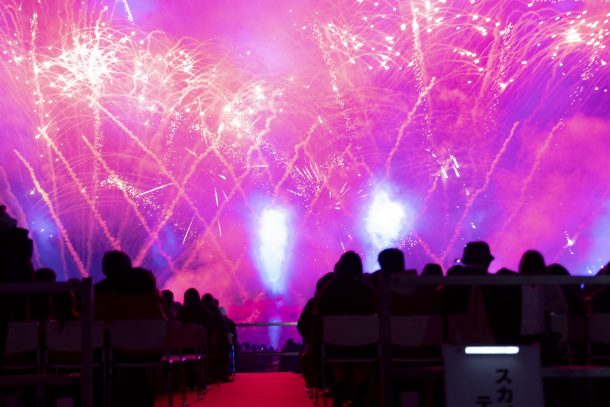 指定席観覧エリアから見る迫力満点の万博夜空がアートになる日2026の花火