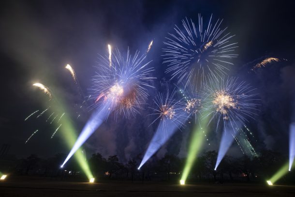 万博夜空がアートになる日2026で、音楽に合わせて打ち上がる幻想的なカラフルな花火