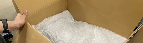 梱包作業（骨董品、レコード）