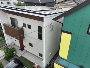 内山様が売却した物件の外観写真:隣の家が近く密集していることがわかる。