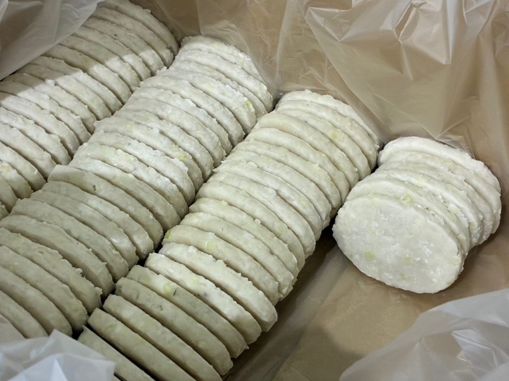 弾力が魅力のかまぼこの食感を再現し、製造量は2倍以上に。揚げたて冷凍で、人手不足社会に応える商品開発にも挑戦 | デイブレイク株式会社 |  食品流通の世明けを目指す。