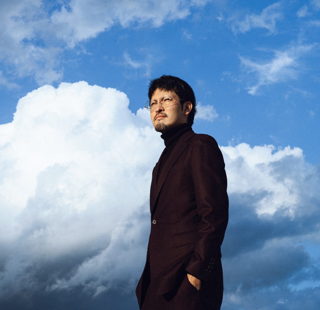 背中で語る熱量と論理、プロフェッショナルの哲学 – 岩田量自 ｜ Director Interview of XICO