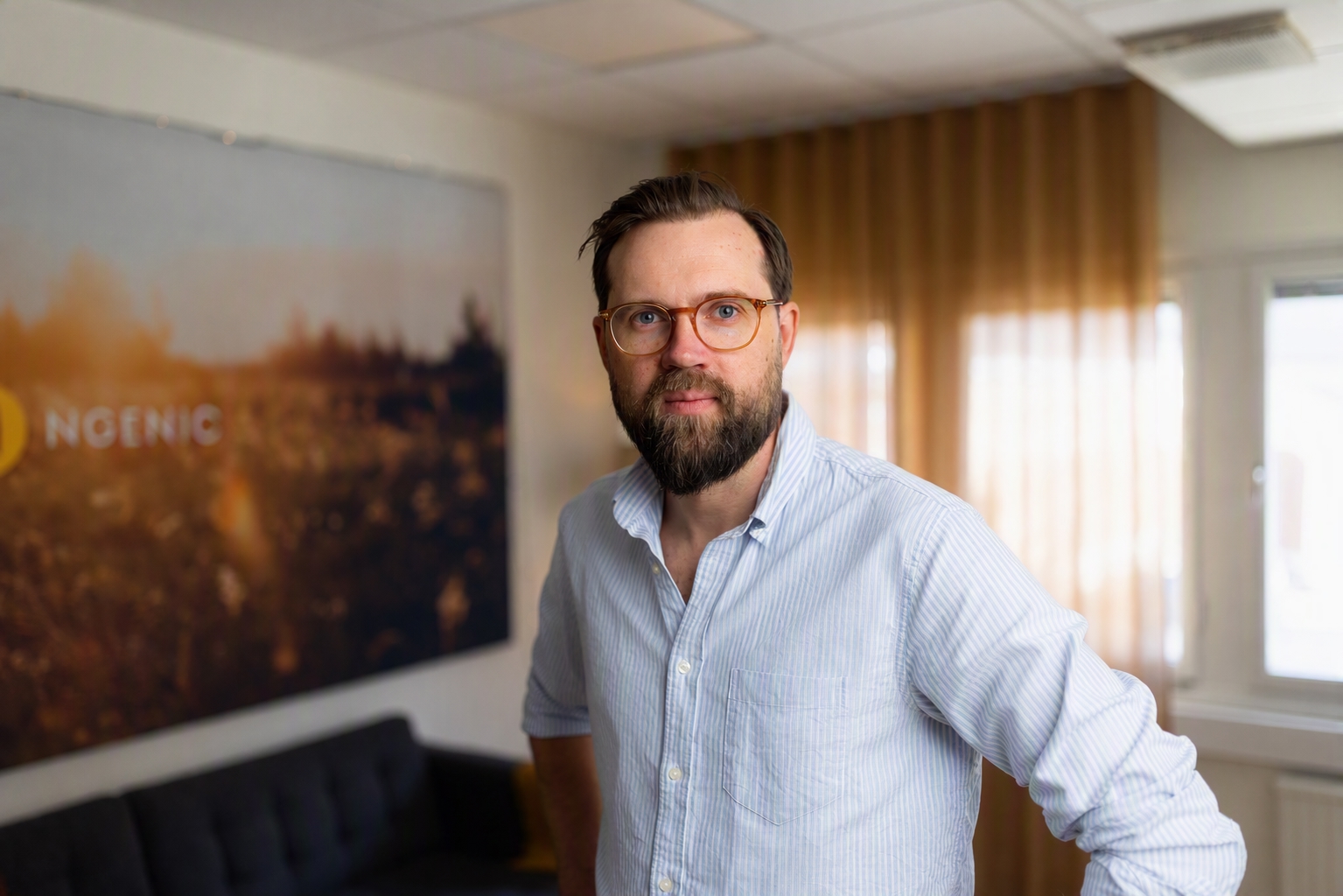 Foto på Olle Lindbom i kontorsmiljö