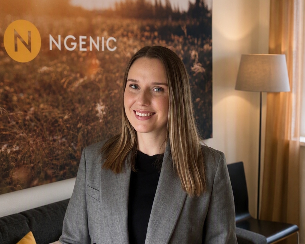Foto på Sofia Hennig i kontorsmiljö