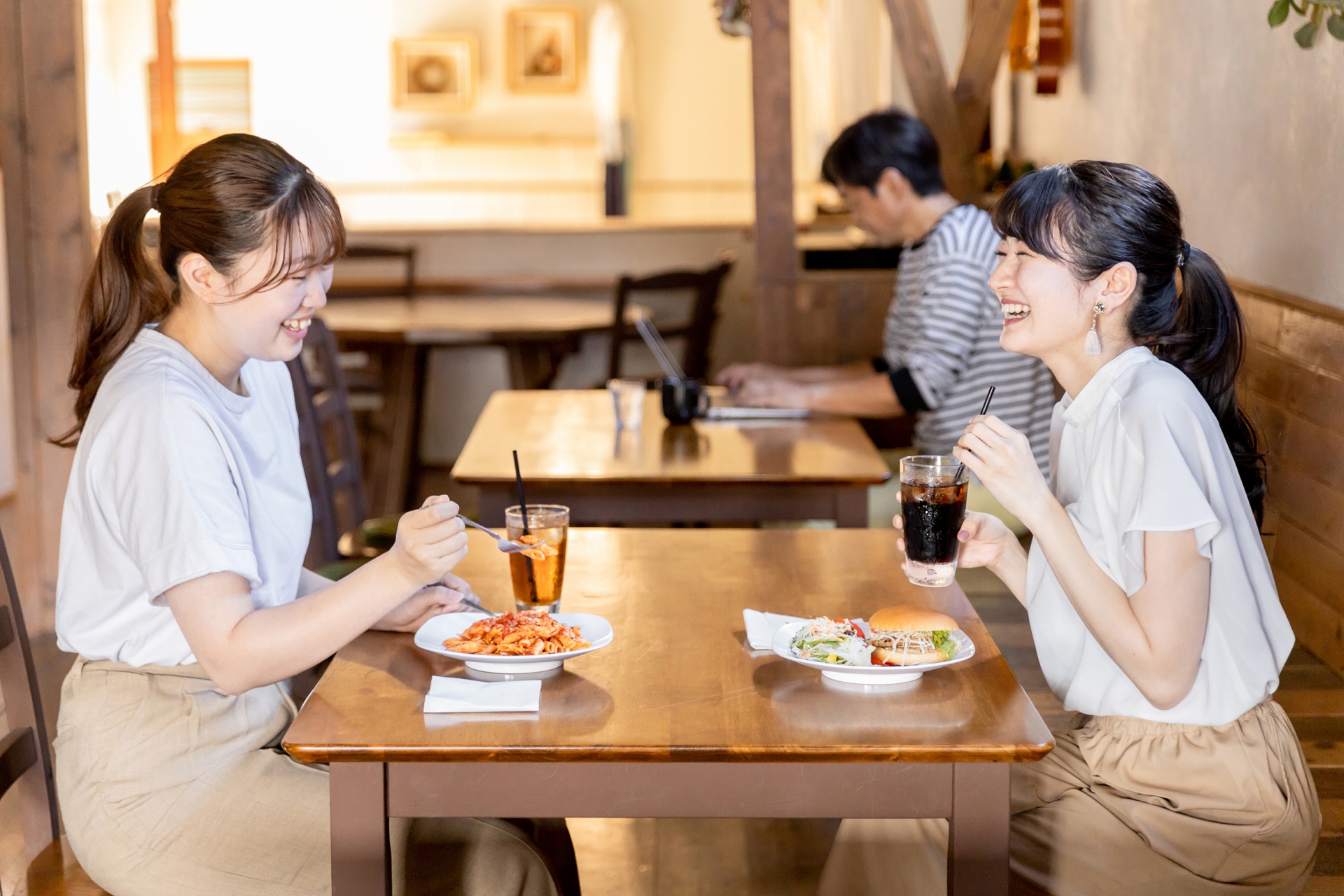 糖質制限中に外食する際の正しい食べ方とは?ダイエット中の糖質のコントロール方法やおすすめチェーン店を紹介 HEALTH MAGAZINE 糖質制限中に外食する際の正しい食べ方とは?ダイエット中の糖質のコントロール方法やおすすめチェーン店を紹介 HEALTH MAGAZINE