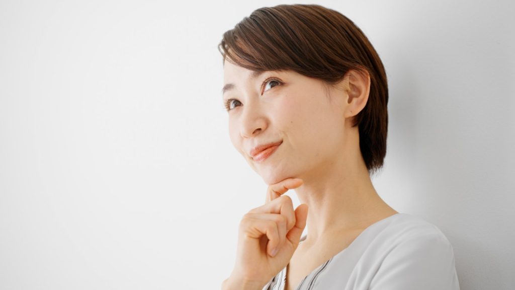 女性がアイデアを浮かべている様子