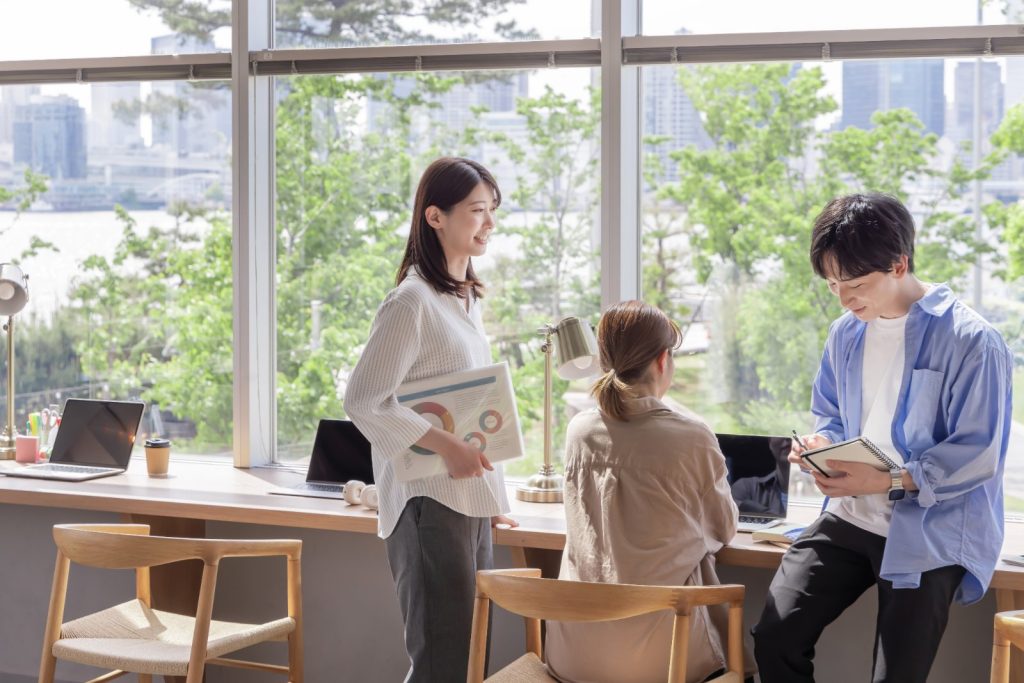 屋内で若い男女が談笑している様子
