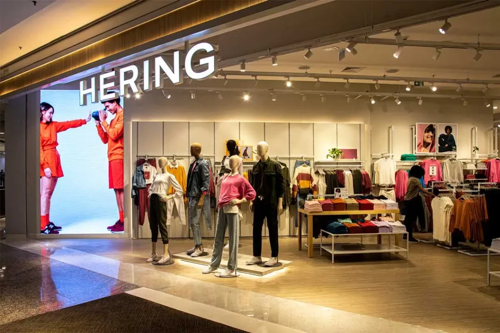 Painel de led na loja Hering com o objetivo de atrair clientes para a sua loja.